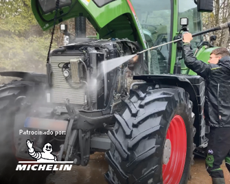 Photo of winning tractor Fendt 720 Vario being cleaned