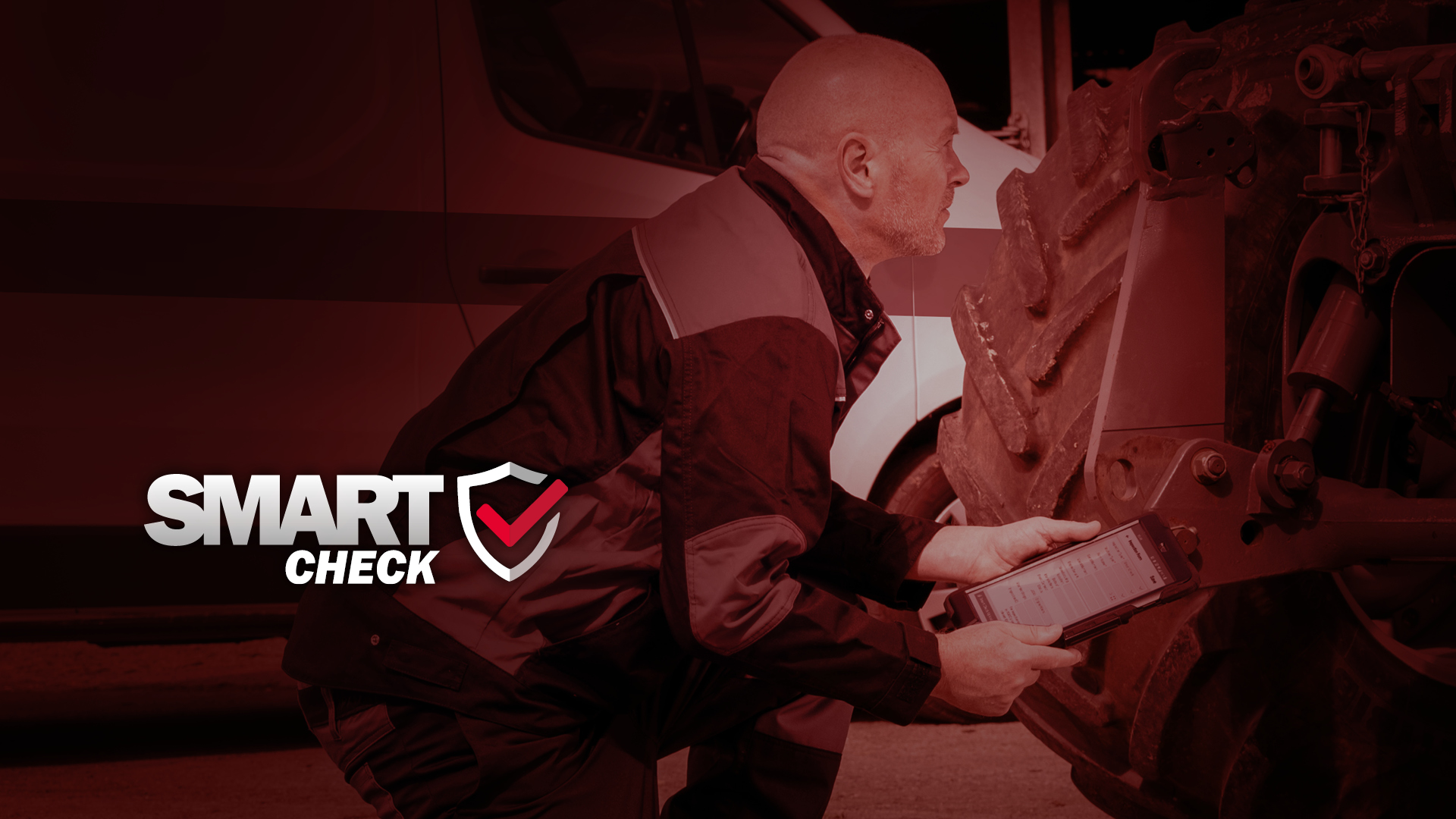 Un tecnico che controlla una cartellina con il logo SMART Check