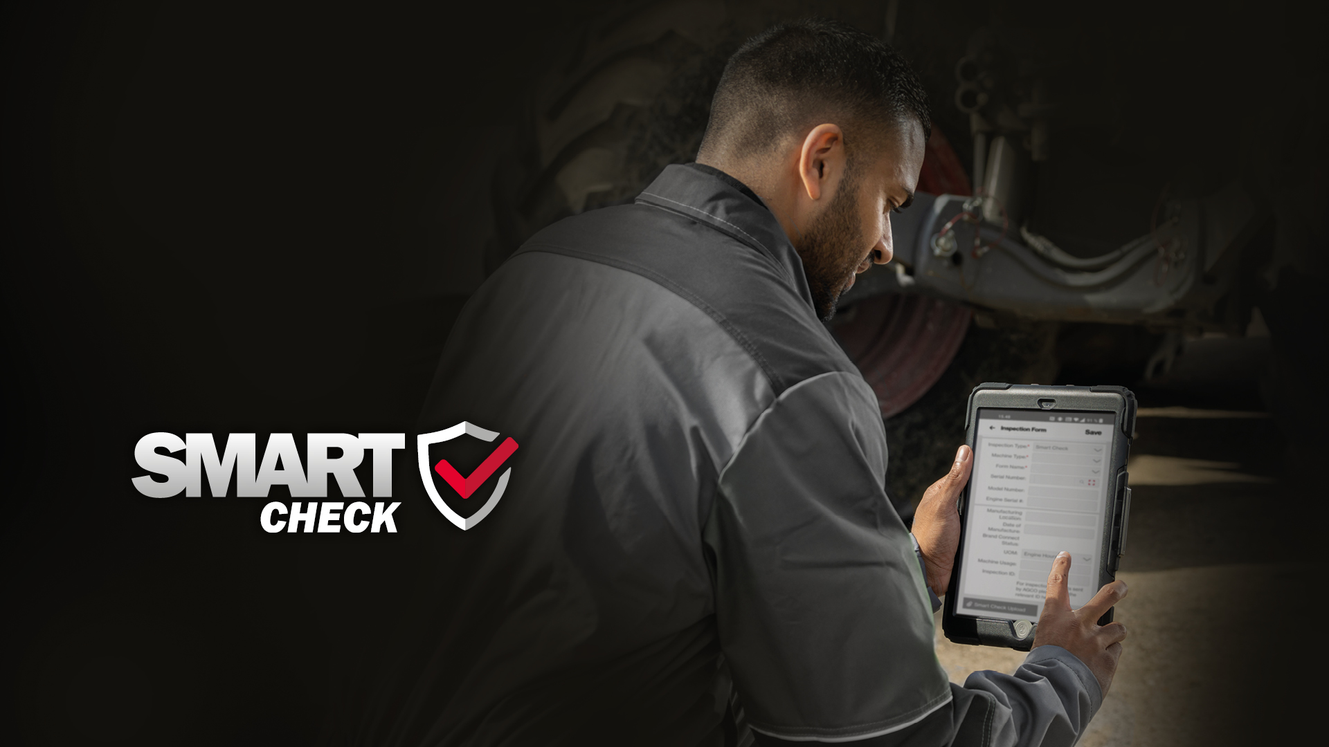 En tekniker, der tjekker et clipboard med SMART Check logoet